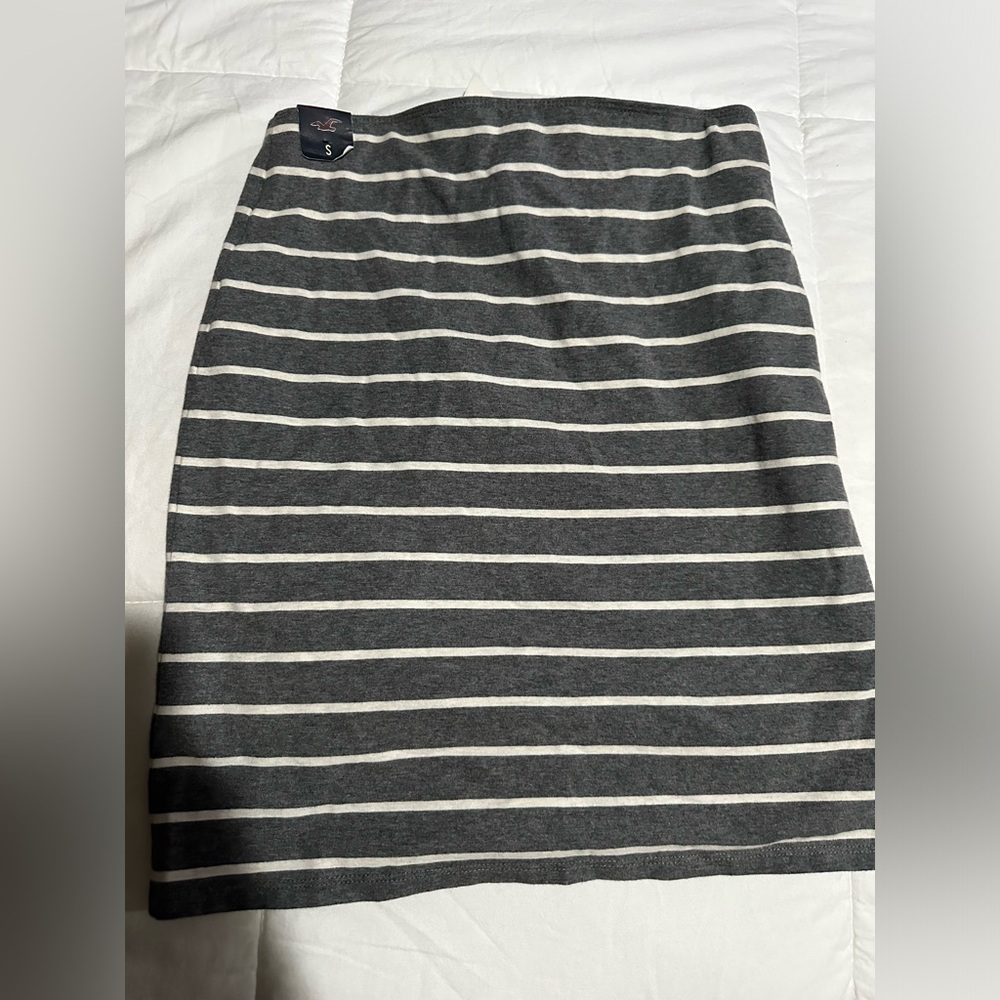 BRAND NEW Hollister gray and white stripped skirt